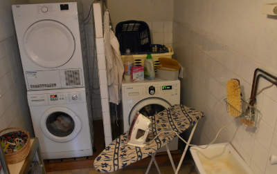 2 machines un 1 seche-linge dans la laverie